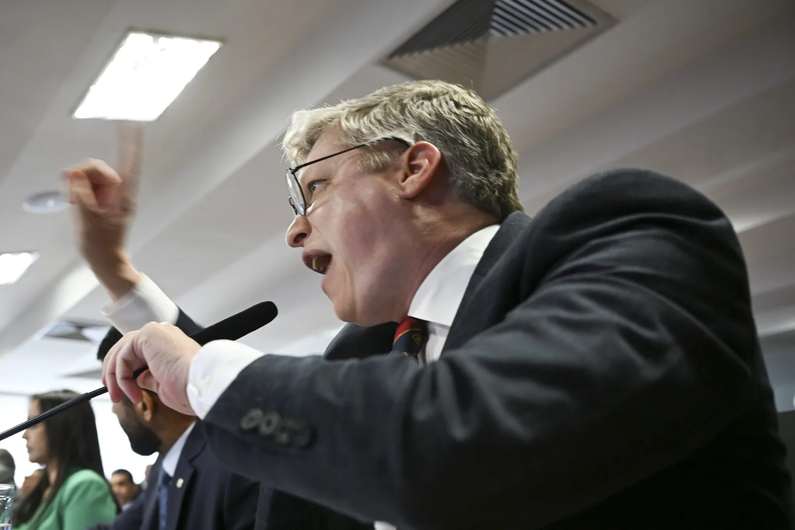 Van Hattem promete impeachment de Dino após decisão sobre diretor da PF