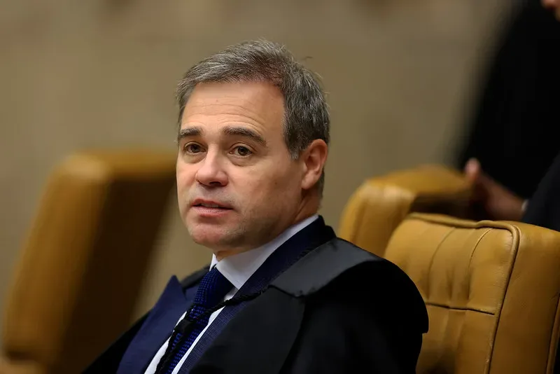 Mendonça devolve a Fachin processo sobre julgamento de Moraes no STF