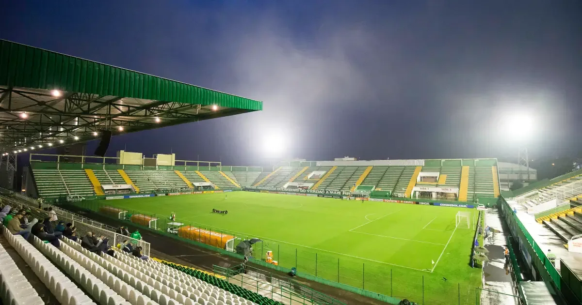 Chapecoense e Internacional duelam contra o rebaixamento na Arena Condá