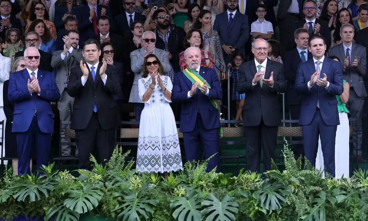 Ausências marcam desfile com presidentes dos Poderes em Brasília