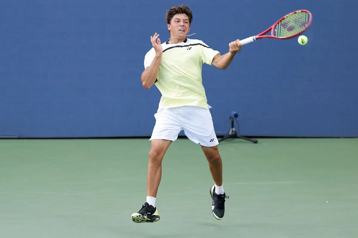 Teodor Davidov se destaca no US Open Junior com saque usando as duas mãos