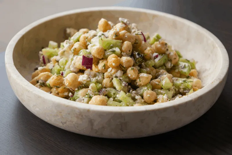 Três saladas proteicas para um jantar prático e equilibrado