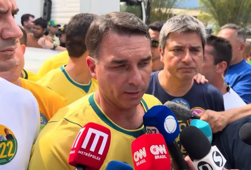 Lindbergh solicita bloqueio de bens de Flávio Bolsonaro em investigação sobre filme