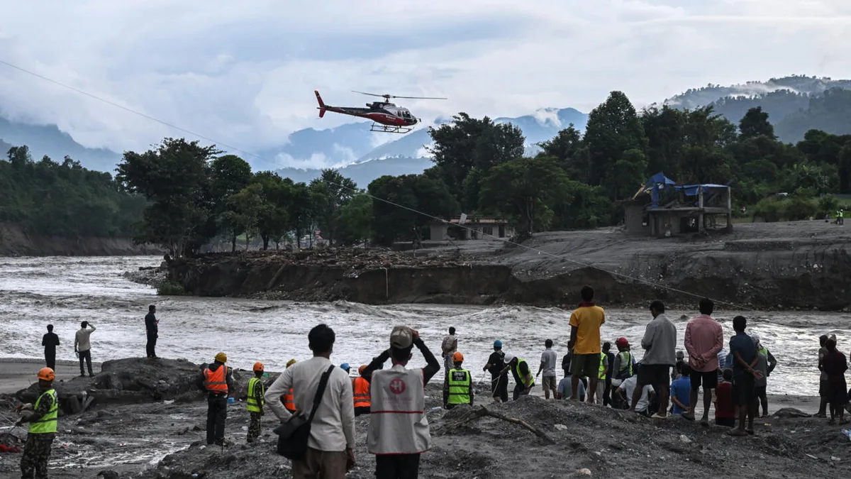 Nepal enfrenta risco sanitário enquanto equipes procuram desaparecidos após enchentes