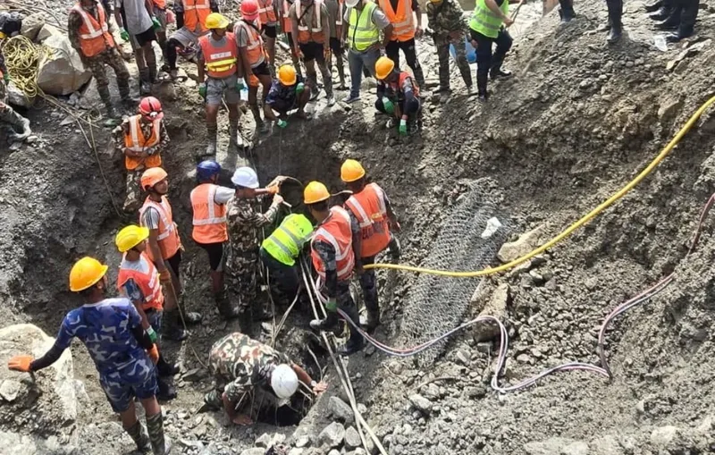 Mulher sobrevive por dez dias sob escombros de enchentes no Nepal