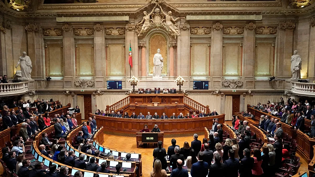 Parlamento mantém governo de Luís Montenegro após abstenção do PS