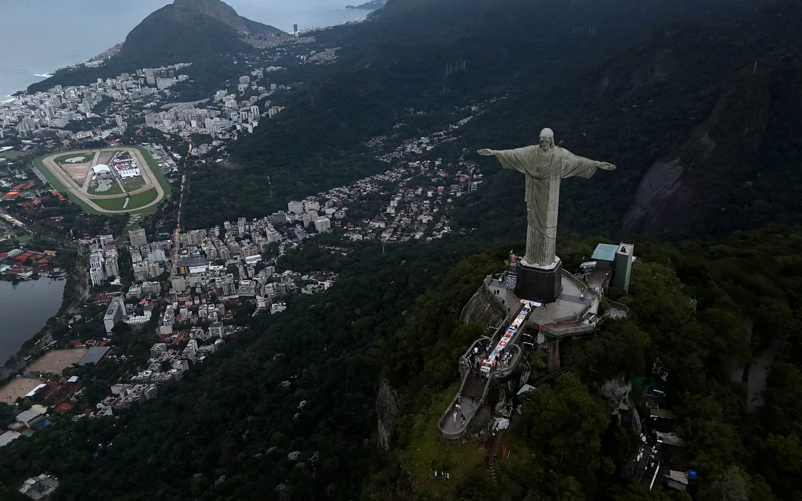 Rio tem ventos fortes, queda de árvore e previsão de chuva neste domingo