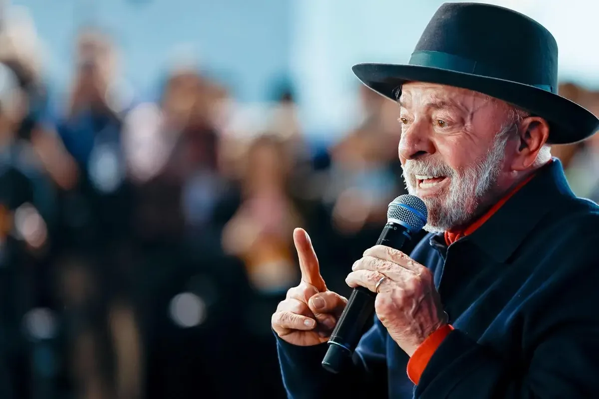 Lula aparece à frente de Flávio Bolsonaro em cenários no Ceará