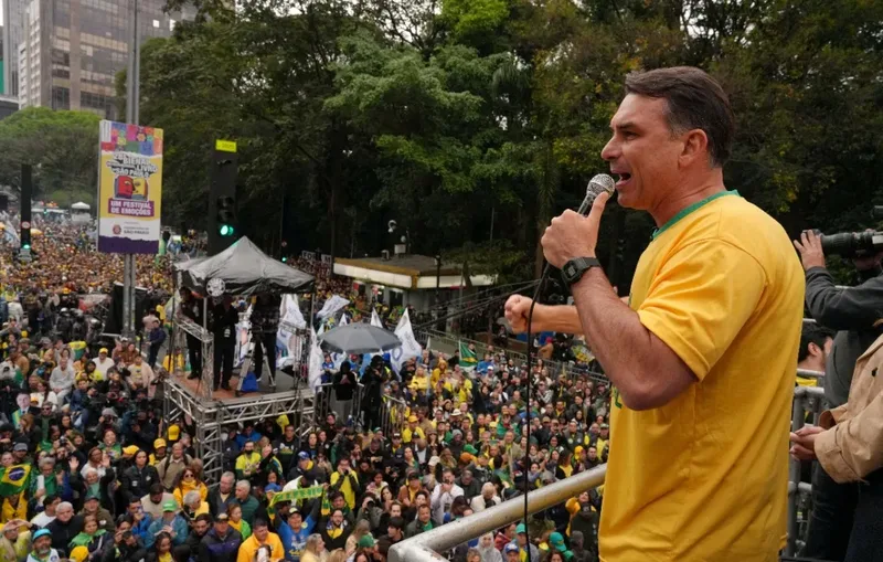Flávio Bolsonaro promete romper aliança política entre Lula e Moraes