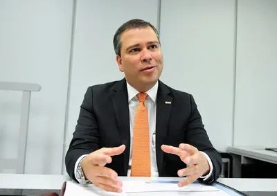Ex-presidente do BRB é preso com cinco fuzis e 16 pistolas, diz PF