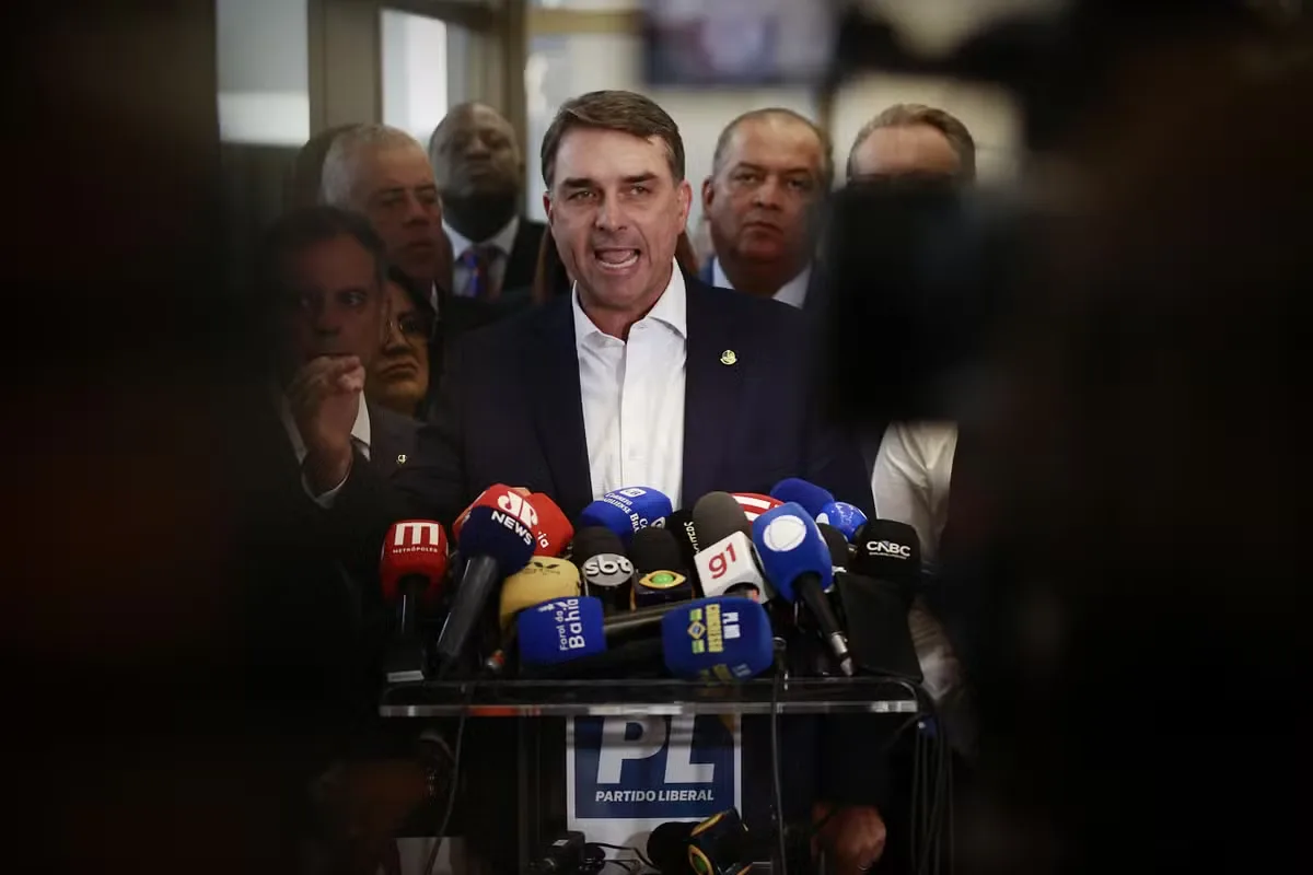 PF aponta Flávio Bolsonaro como interlocutor direto de Daniel Vorcaro