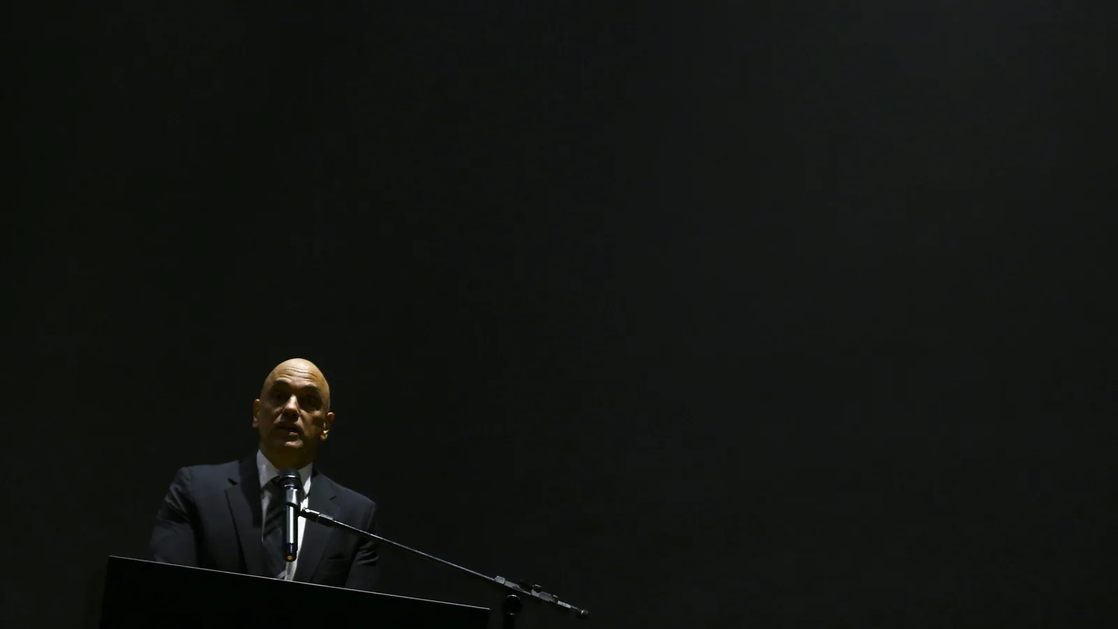 Mendonça cita decisões do STF ao afastar diretor-geral da PF