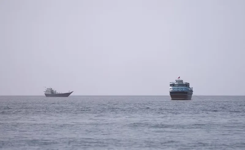 Fluxo de navios no Estreito de Ormuz recua ao menor nível desde maio