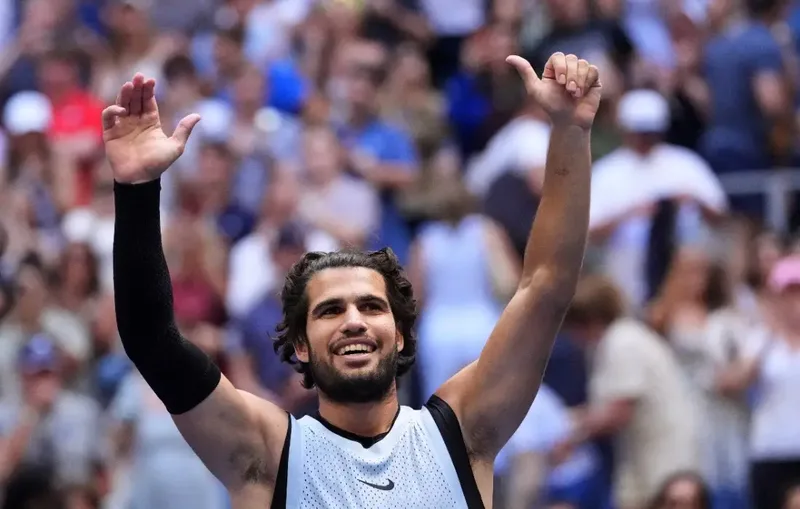 Alcaraz vence Tommy Paul em sets diretos e avança às quartas do US Open