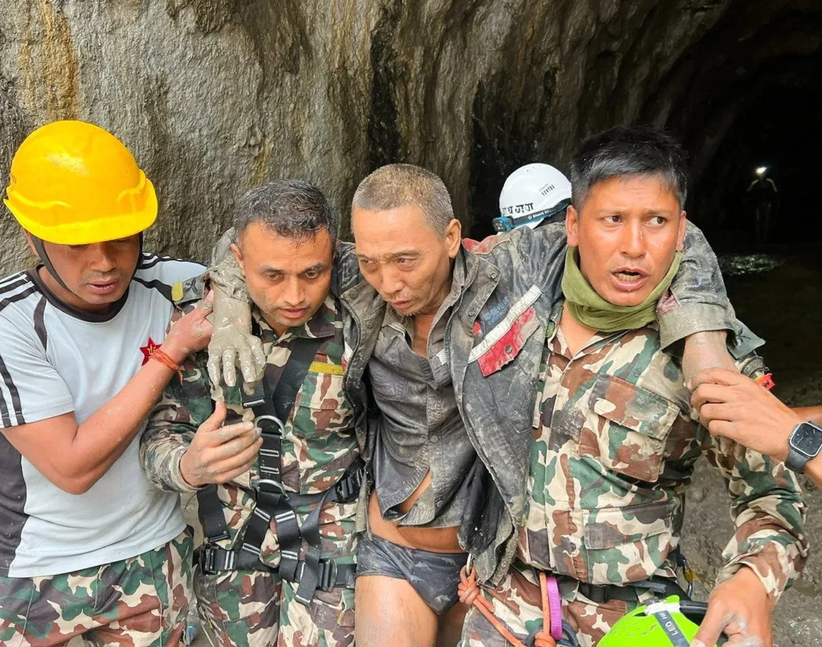 Resgates no Nepal retiram sobreviventes de túneis após desastre no Himalaia