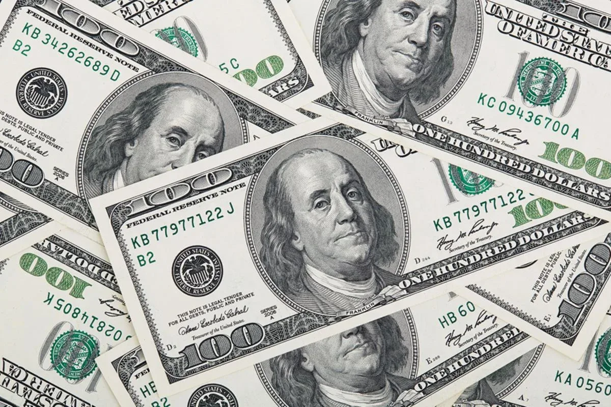 Dólar recua e Ibovespa avança com pesquisas sobre disputa entre Lula e Flávio