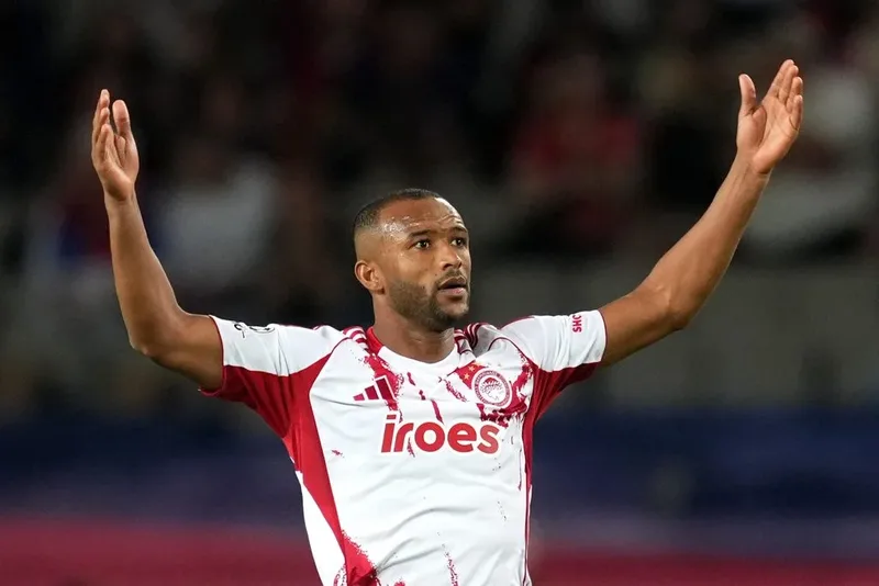 Ayoub El Kaabi sofre lesão na perna em partida do Campeonato Grego