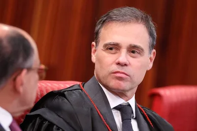 André Mendonça retira tornozeleira de ex-ministro de Bolsonaro