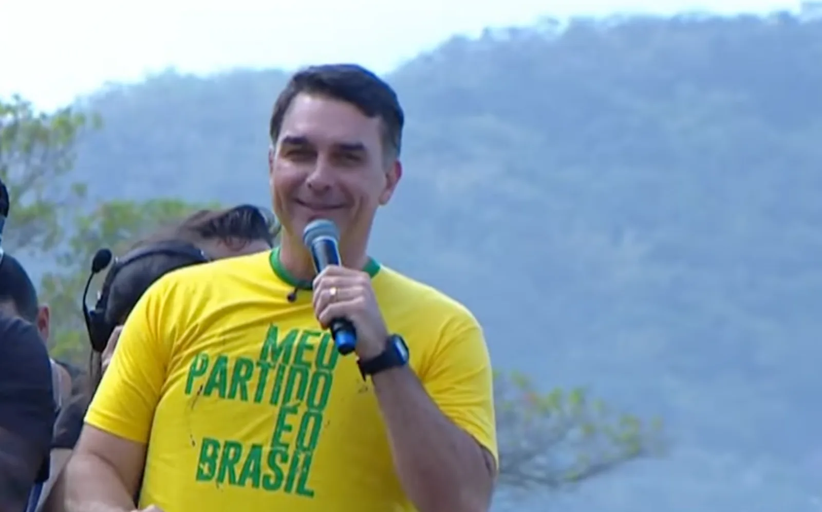 Flávio Bolsonaro participa de culto e recebe apoio de Valdemiro Santiago