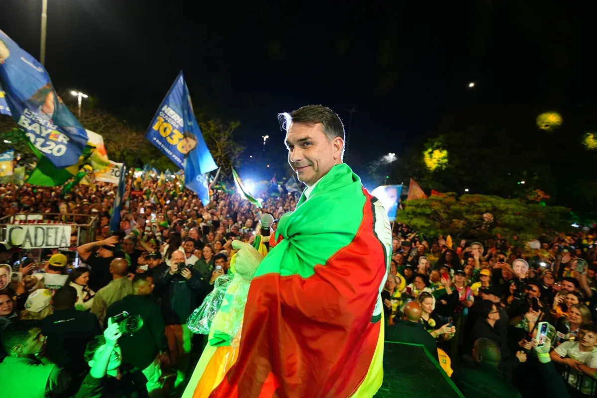 Flávio Bolsonaro recorda ataque a Jair e critica Alexandre de Moraes