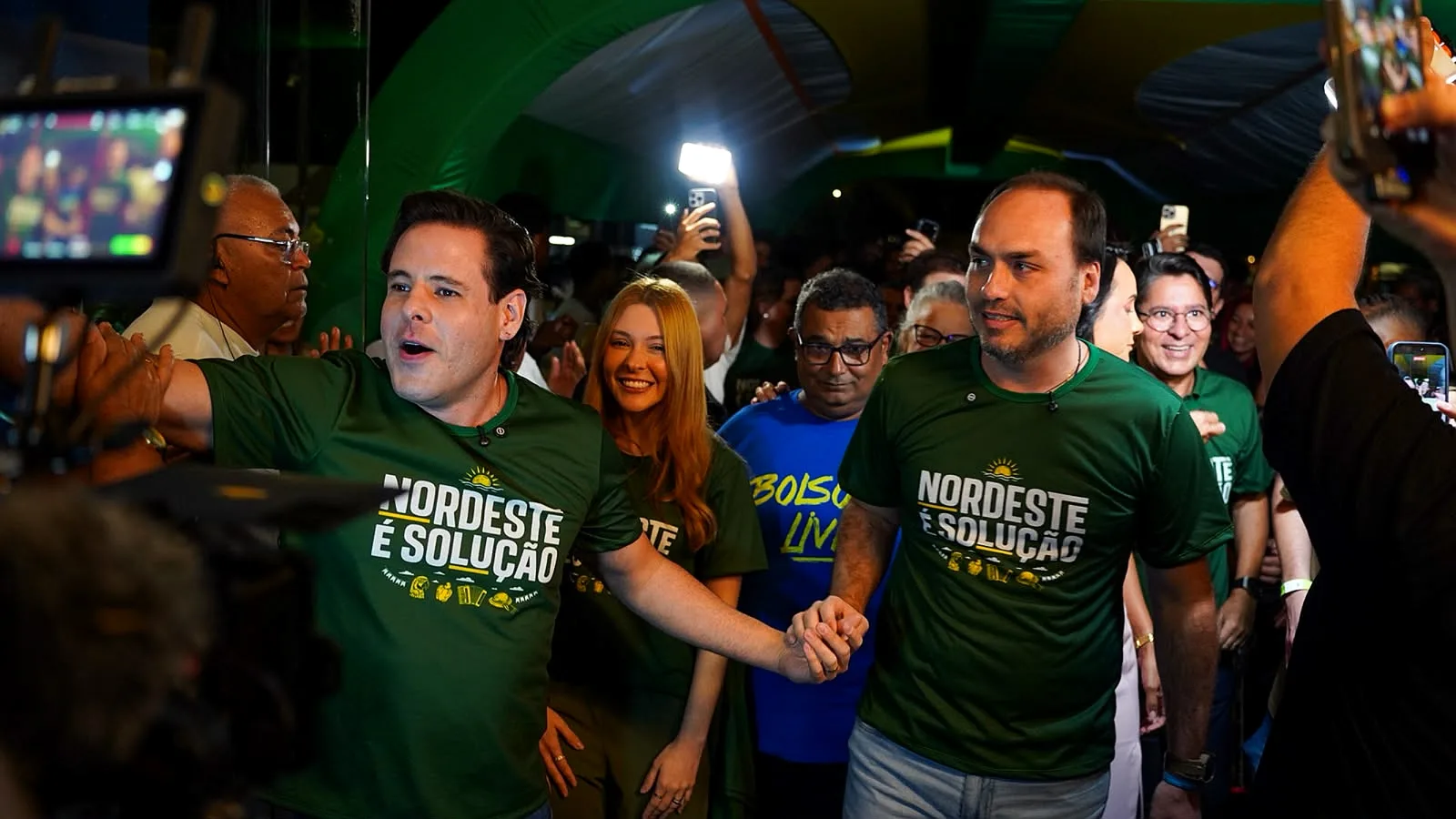 Carlos Bolsonaro pede que Flávio mantenha proximidade com Jair