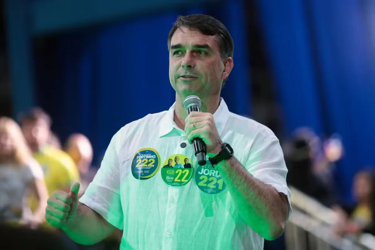 Ato de Flávio Bolsonaro terá defesa de André Mendonça e críticas a Moraes