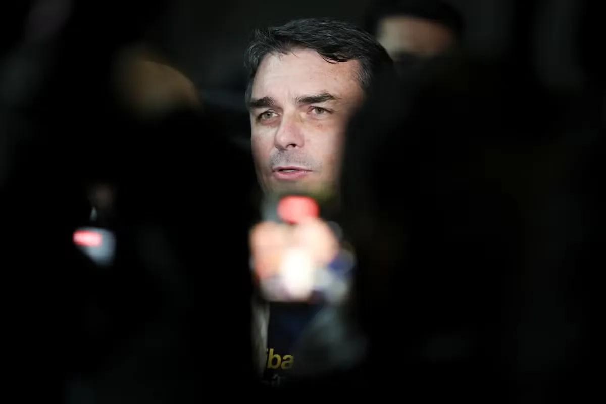 PF aponta atuação de Flávio Bolsonaro em repasses para filme sobre o pai