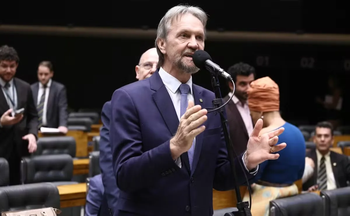 Afastamento do diretor da PF divide governistas e oposição no Congresso