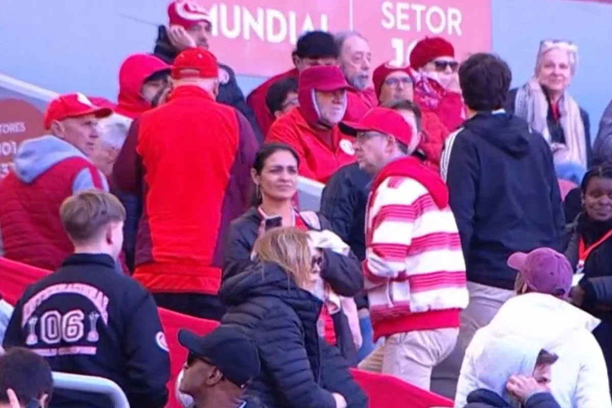 Torcedores do Internacional deixam o Beira-Rio antes do intervalo contra o Santos