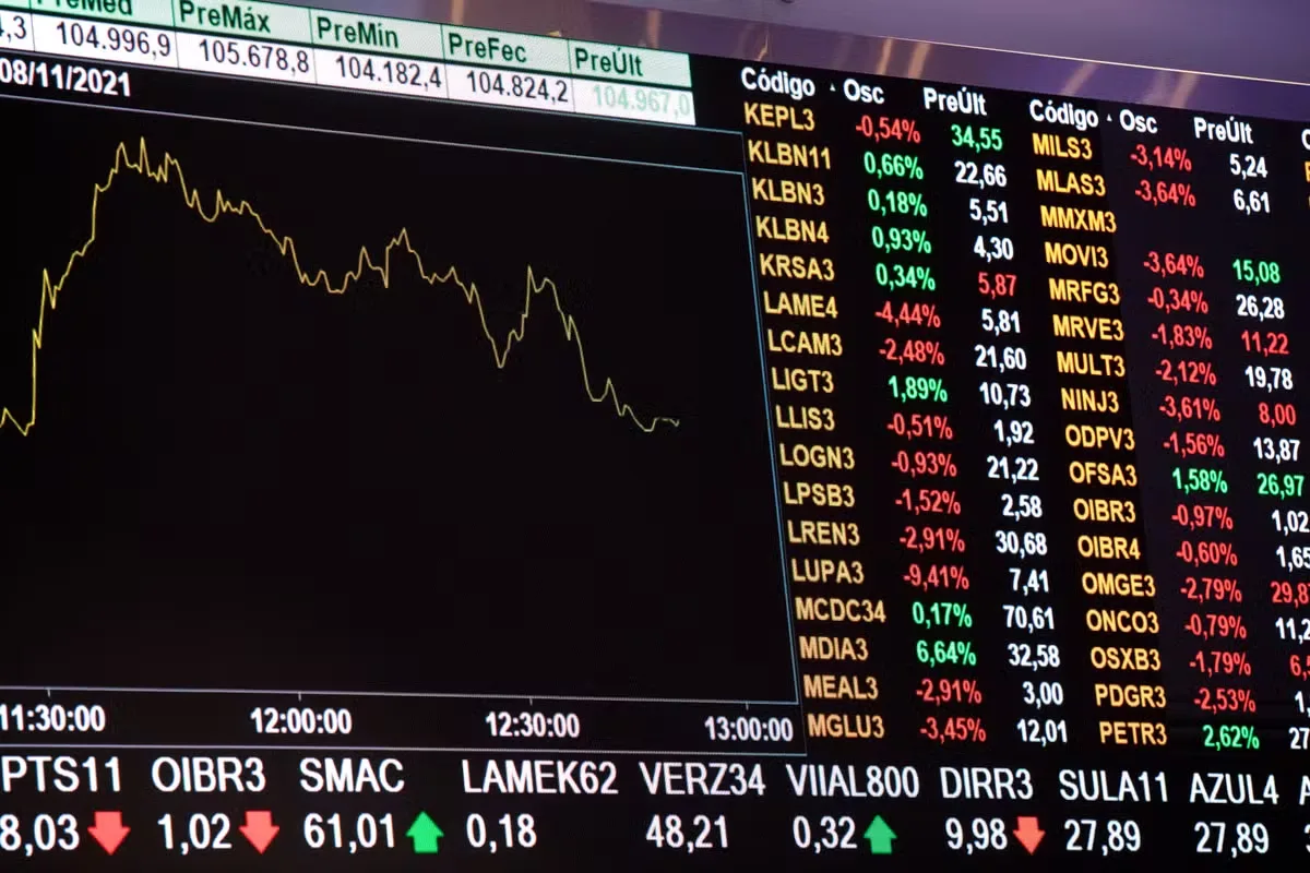 Semana de ganhos do Ibovespa termina com pressão da Petrobras no fechamento