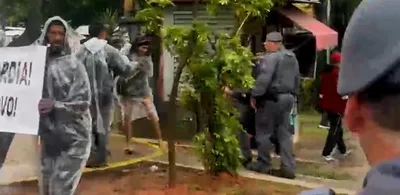 PM bate em mulher que protestava durante ato de Tarcísio