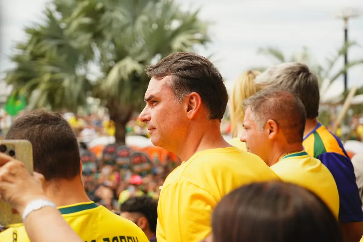 Flávio Bolsonaro critica Moraes em ato e minimiza fim do sigilo do caso Master