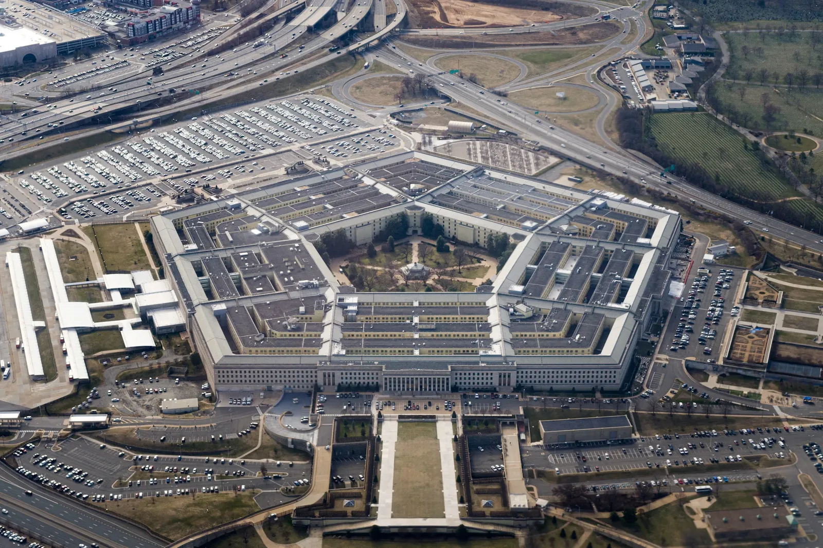 Acordo com Washington transforma Betancourt em elo do petróleo venezuelano