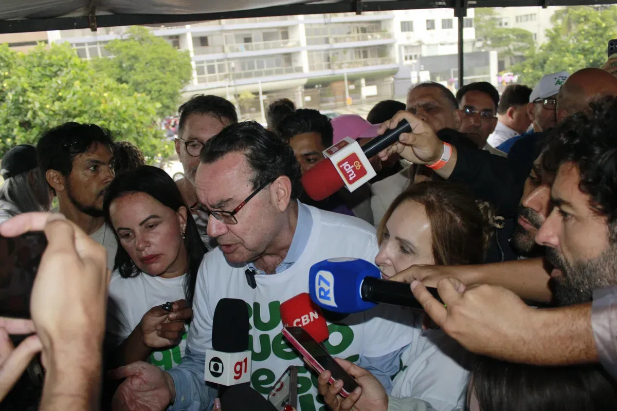 Augusto Cury critica Lula e Flávio Bolsonaro durante ato em Copacabana