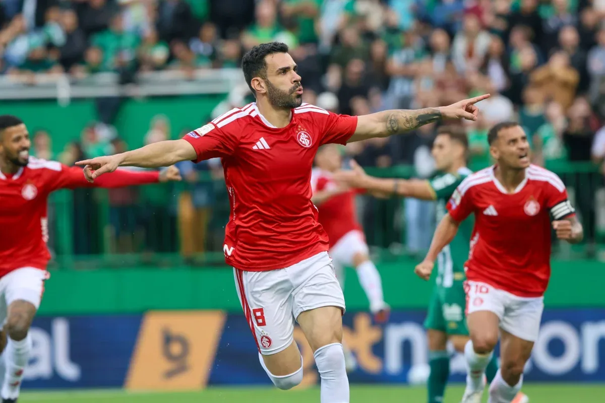 Internacional bate a Chapecoense e volta a vencer após dez partidas