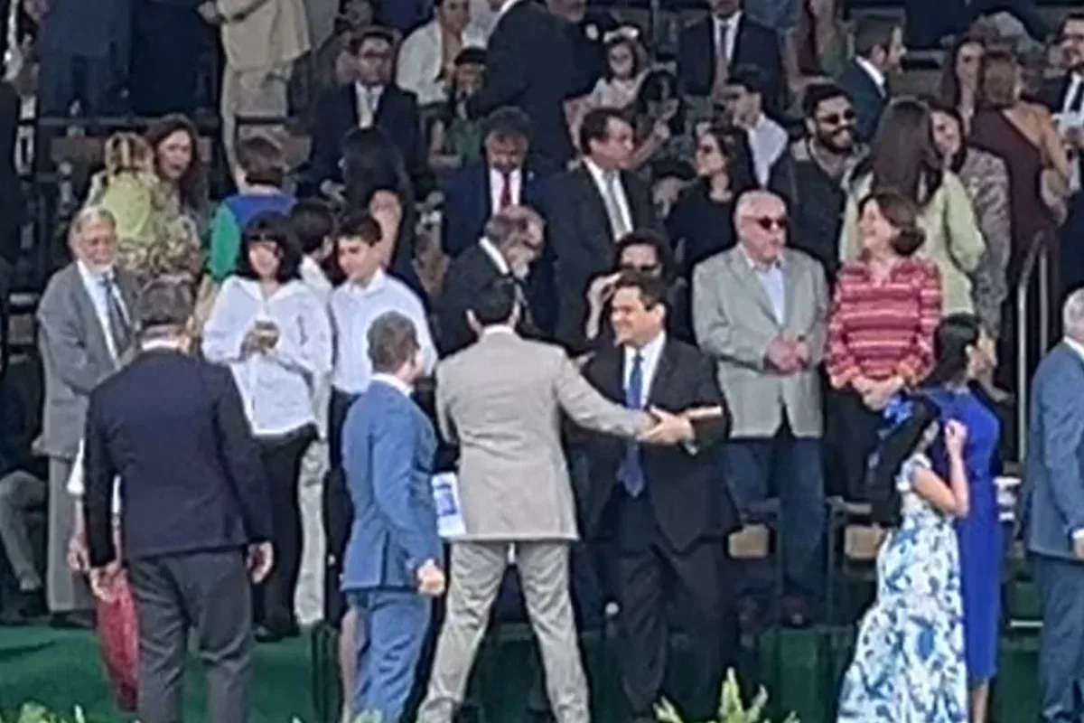 Jorge Messias cumprimenta Davi Alcolumbre durante cerimônia de 7 de Setembro