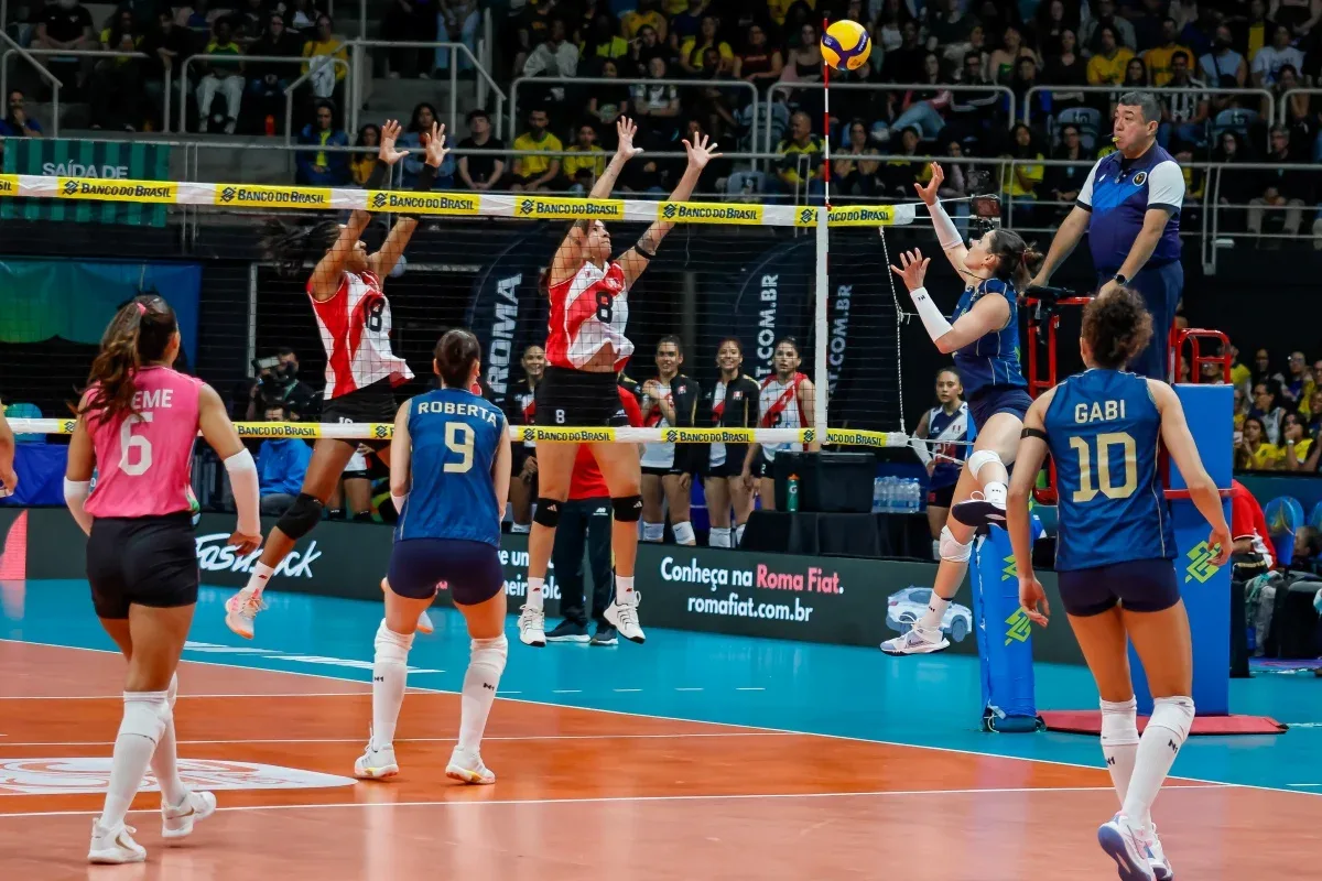 Brasil supera o Peru e mantém campanha perfeita no Sul-Americano de vôlei