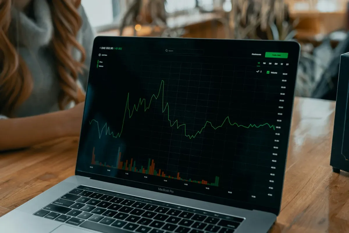 Tecnologia impulsiona ações emergentes, enquanto petróleo limita ganhos