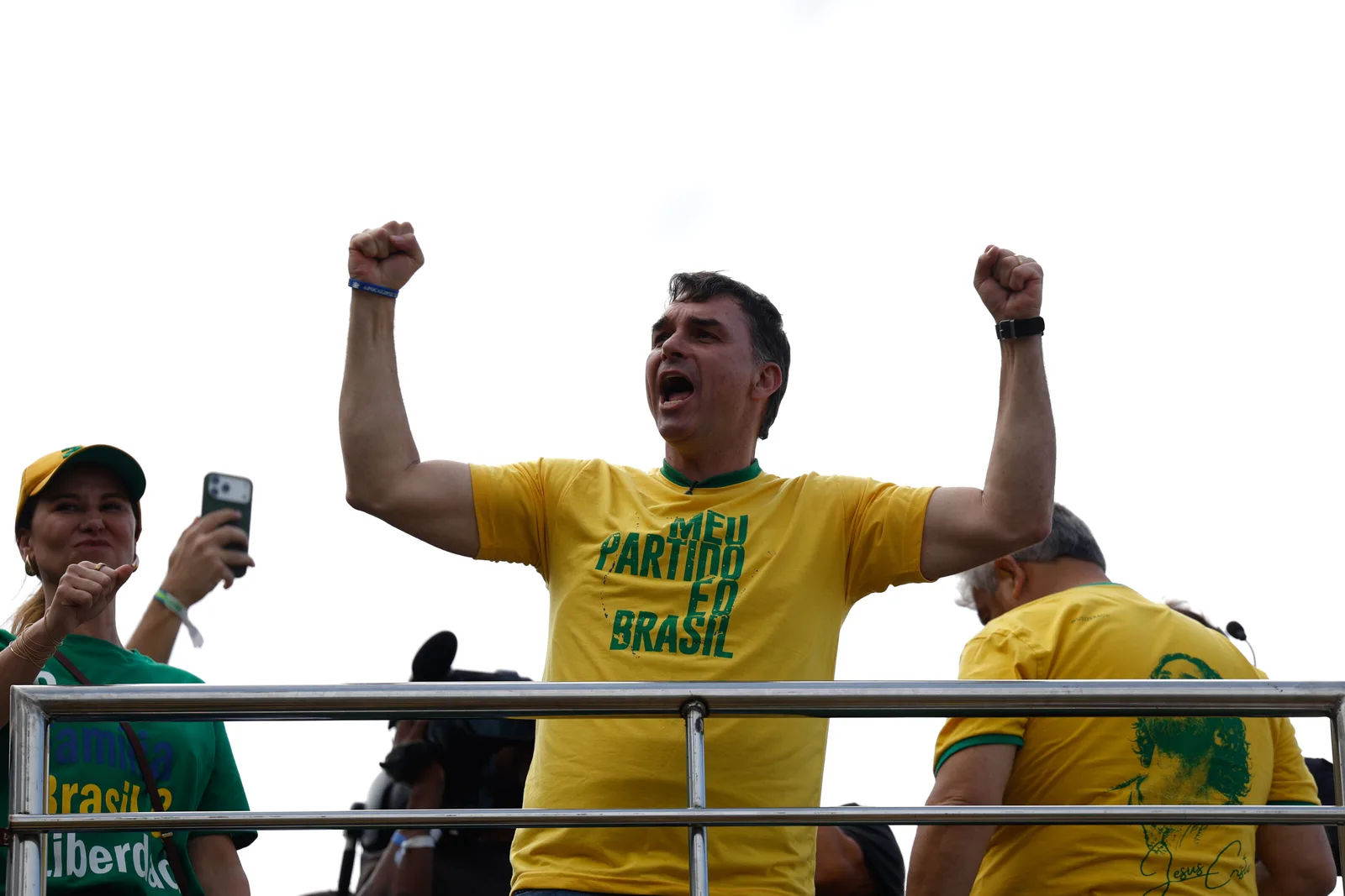 Flávio Bolsonaro acusa Flávio Dino de agir politicamente contra sua candidatura