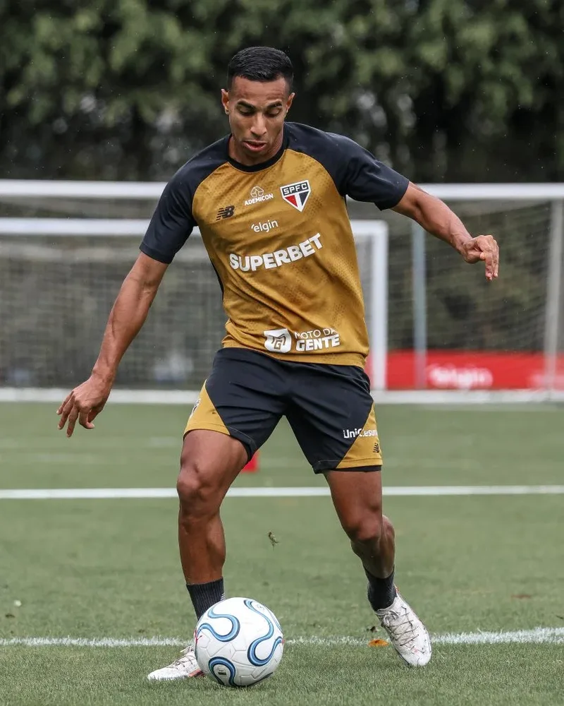 Victor Sá volta aos treinos e fica à disposição do São Paulo contra o Boca