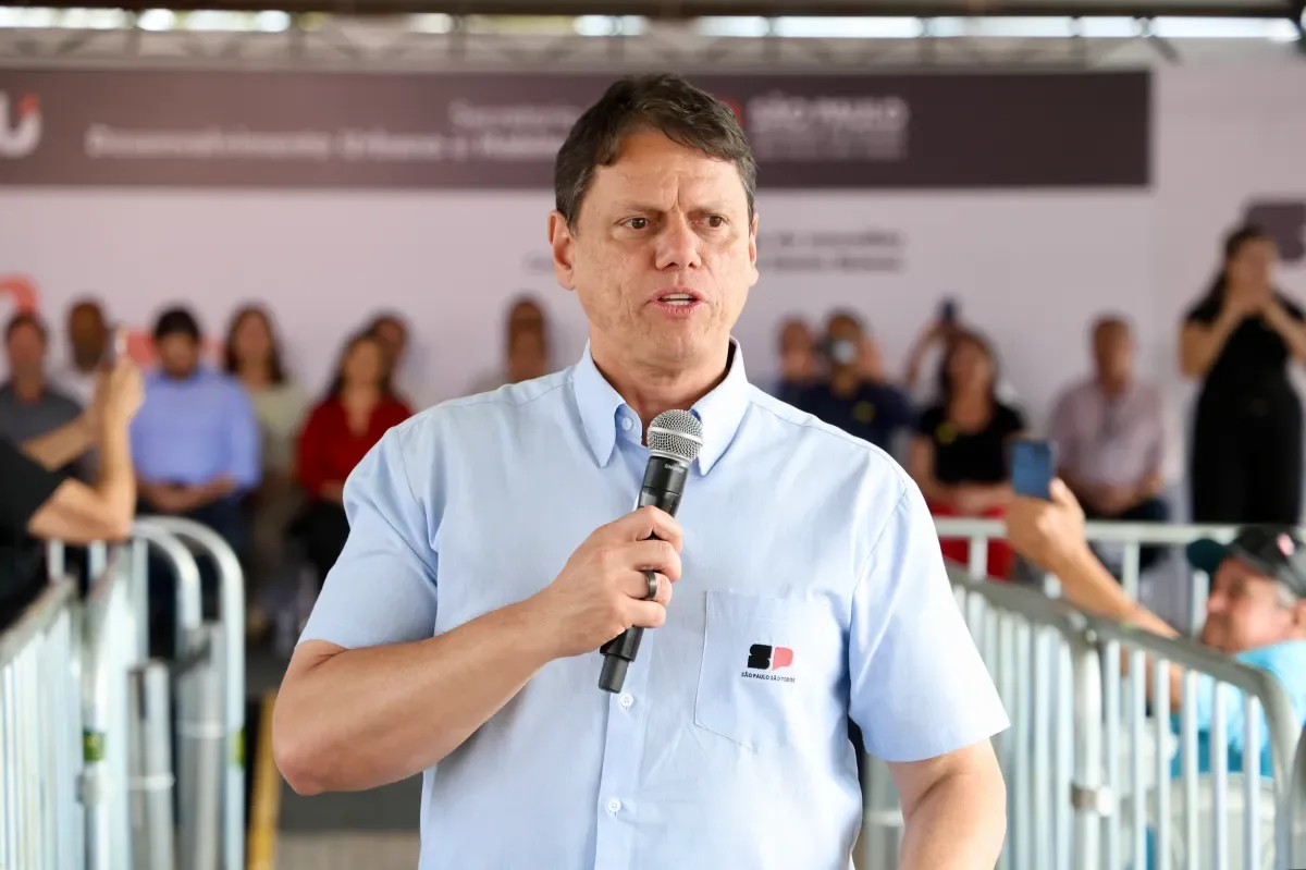 Tarcísio tenta humanizar imagem em conversa com jovens, mas programas têm alcance restrito