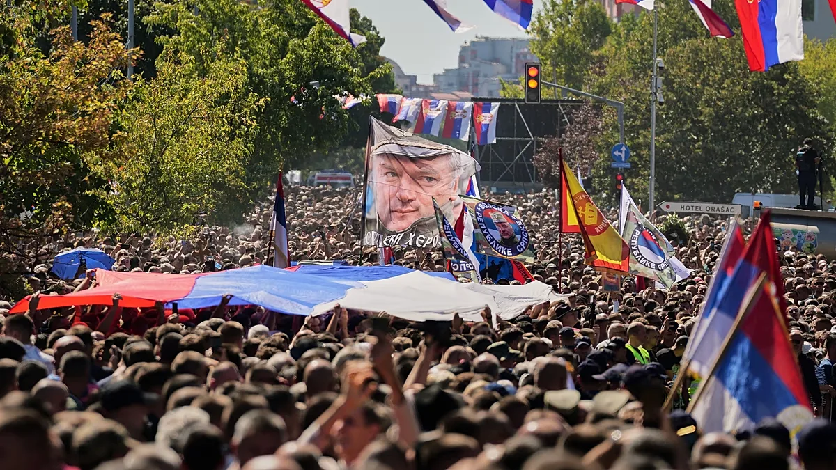 UE condena honras militares em funeral de Ratko Mladić na Sérvia