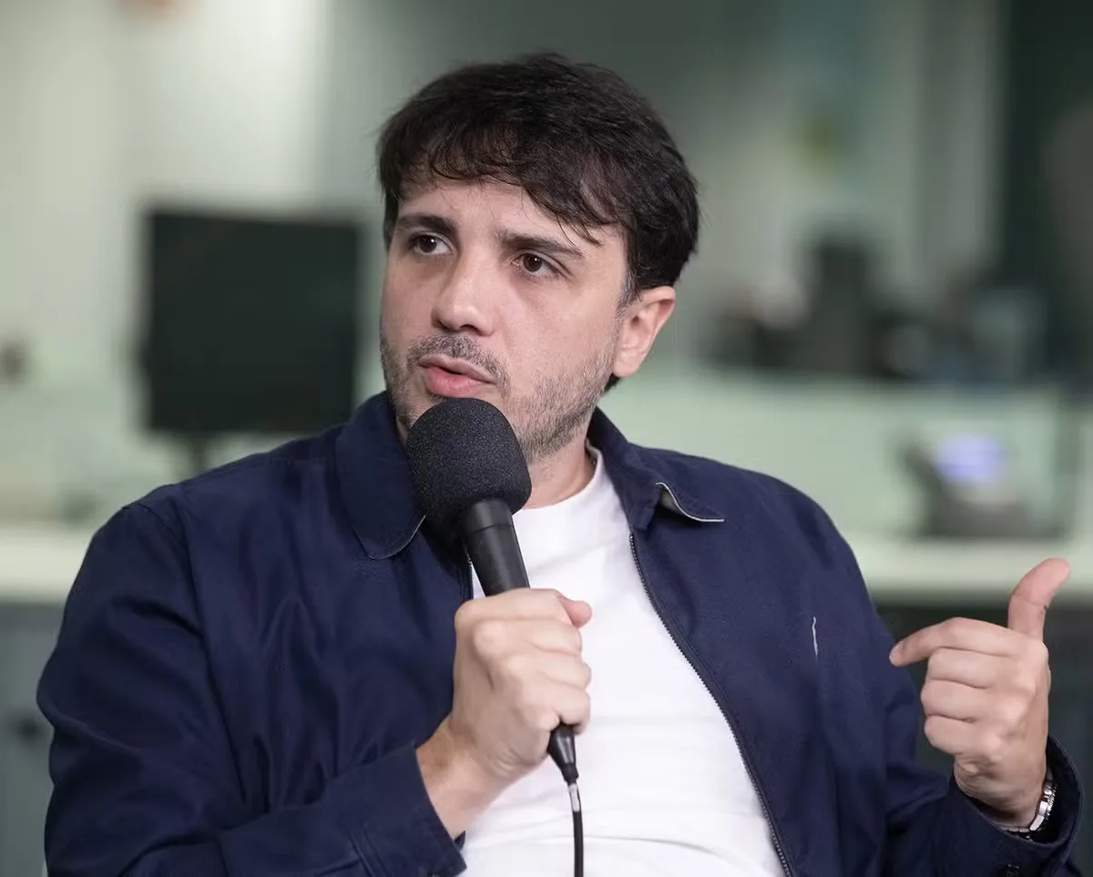 Renan Santos critica pesquisas e cobra reação ao STF em ato do Missão