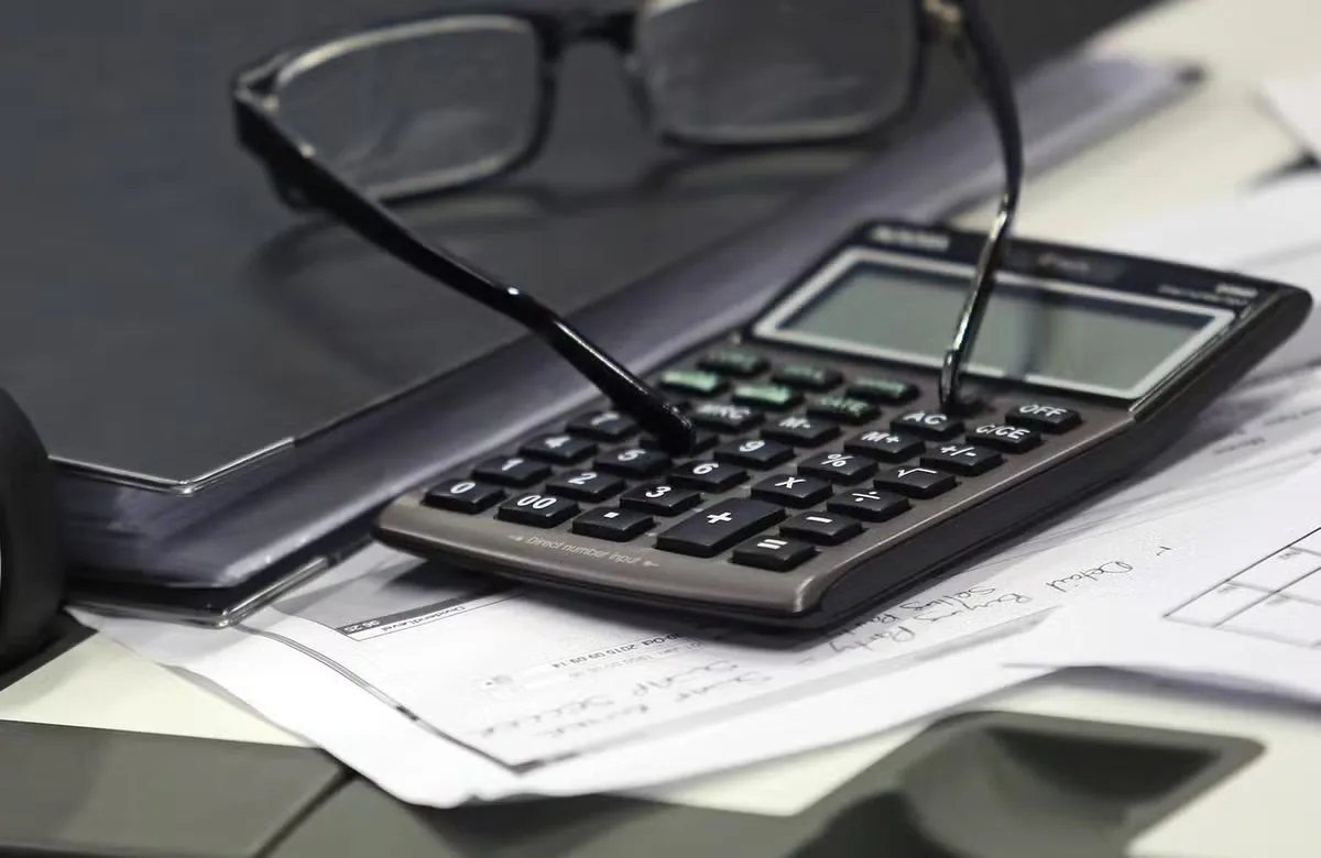 Focus revisa projeções de inflação, PIB, juros e dólar para 2026