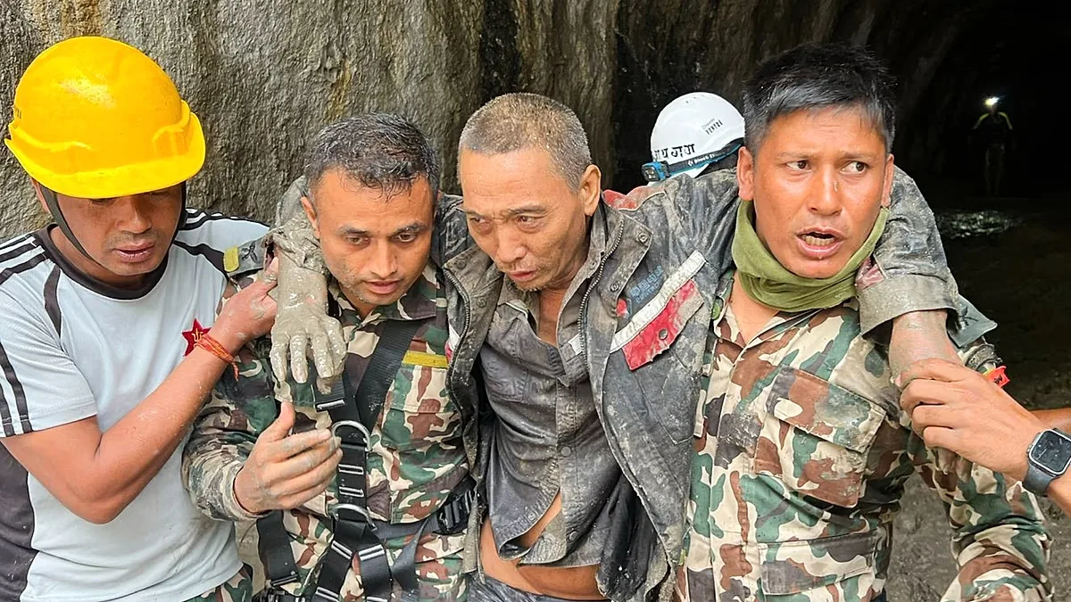 Buscas no Nepal resgatam mulher e cidadão chinês após dez dias de cheias