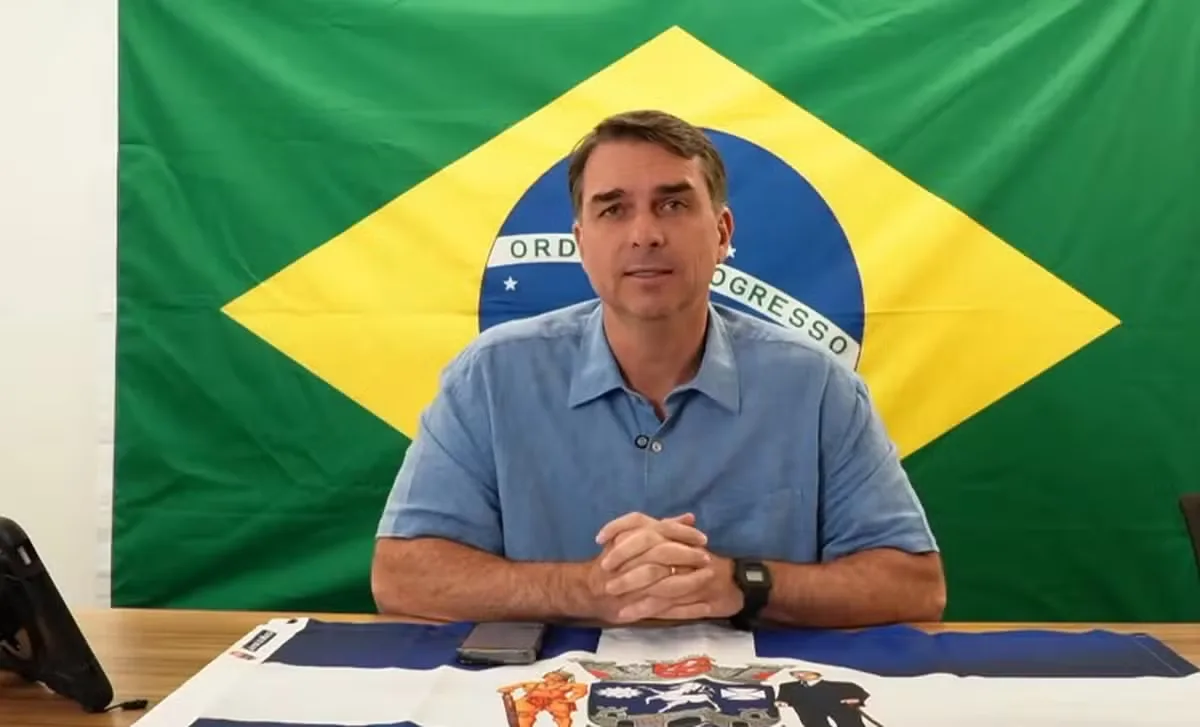 Flávio Bolsonaro acusa Moraes de decidir processos por dinheiro durante live
