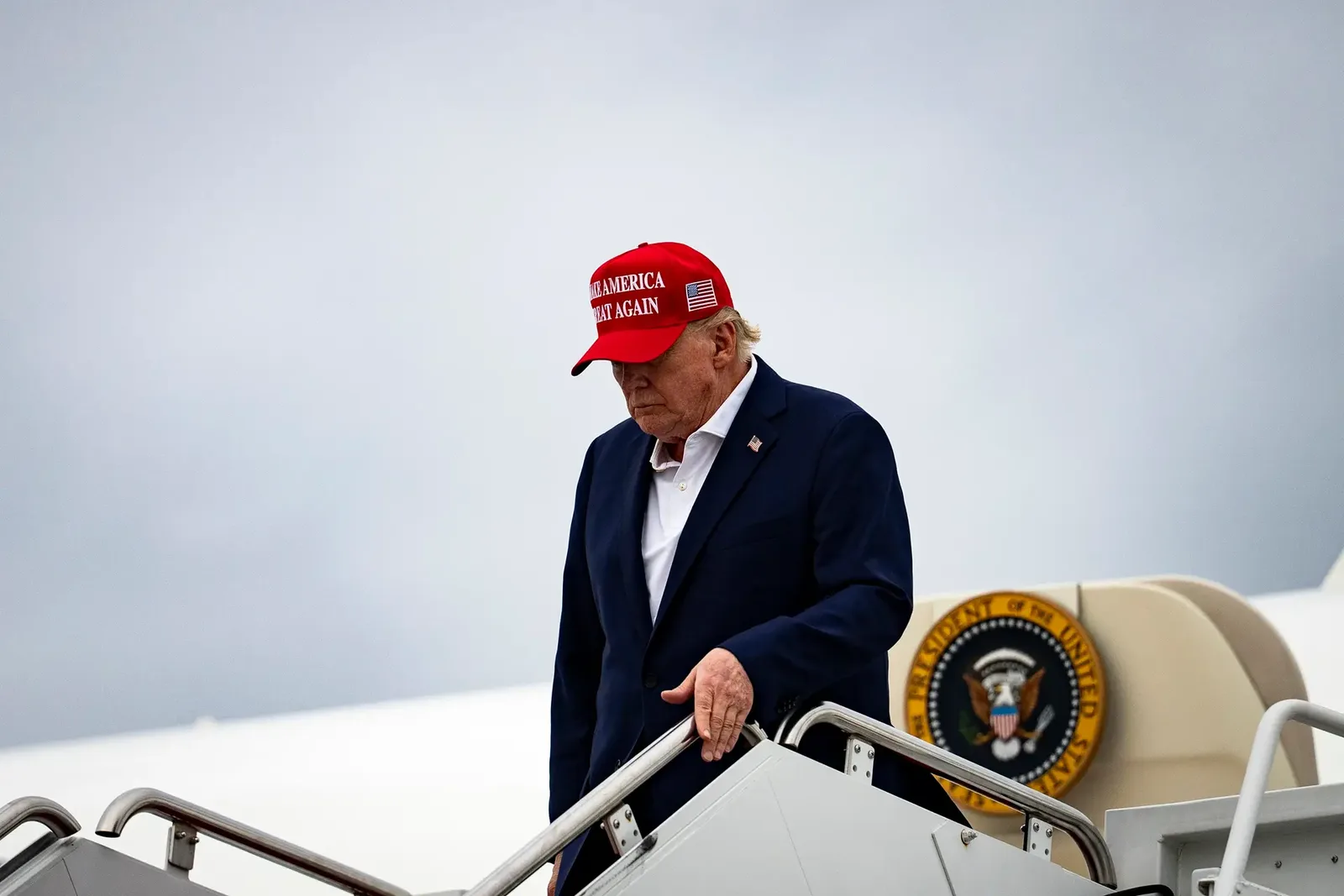 Aprovação de Trump recua a 33% em pesquisa nos Estados Unidos