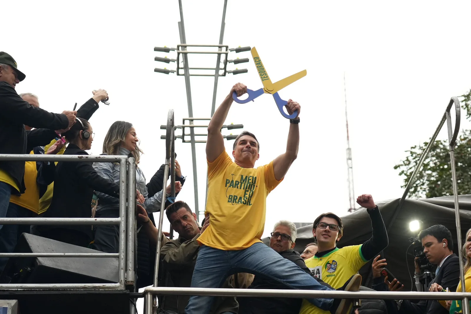 Flávio Bolsonaro acusa ministro do STF de preparar golpe sem apresentar detalhes