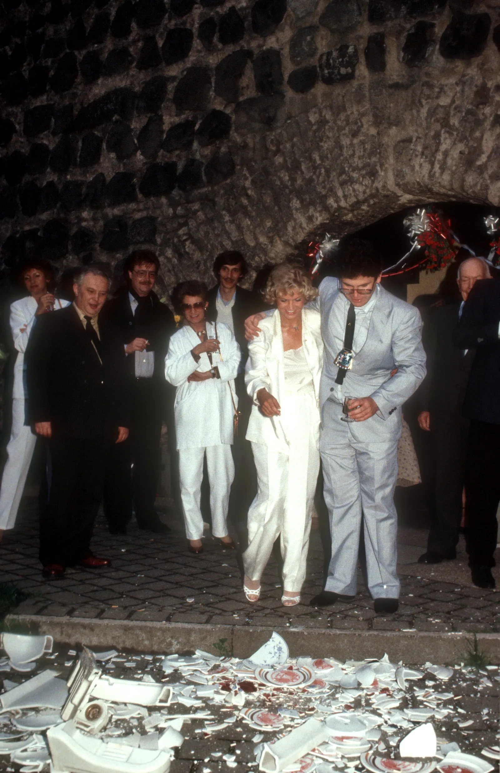 De peixe seco a louças quebradas: costumes de casamento pelo mundo