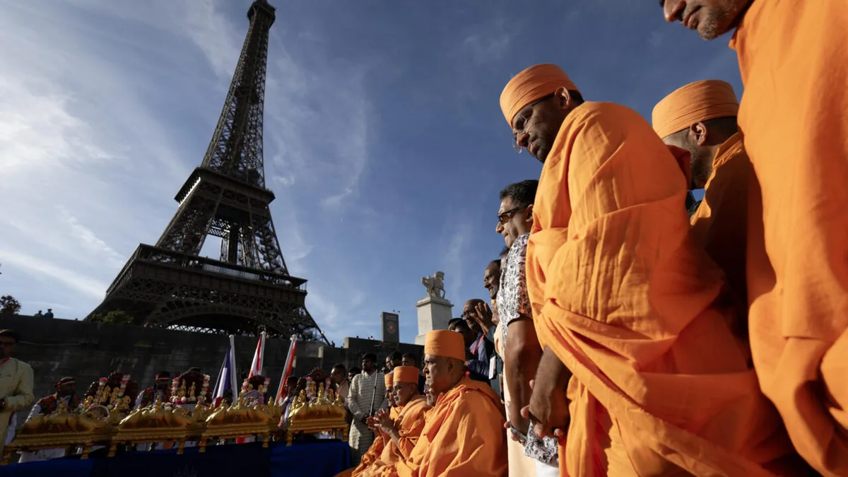 Torre Eiffel volta a funcionar após greve por tratamento a funcionárias